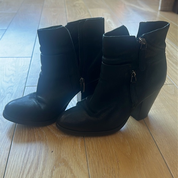Vince Camuto - Hinnegan Black Leather Ankle Boot Size 5.5 - Picture 4 of 11